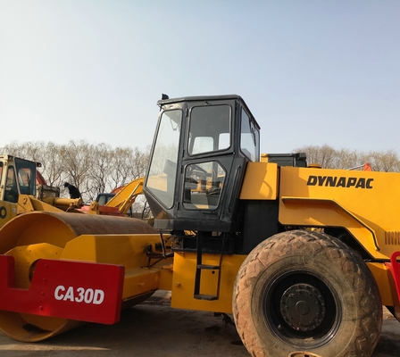 Construção de fundações com rolamento de estrada Dynapac CA30D e roda de aço de tambor único