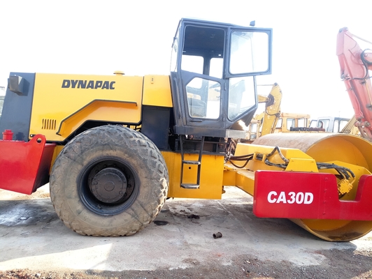 Construção de fundações com rolamento de estrada Dynapac CA30D e roda de aço de tambor único