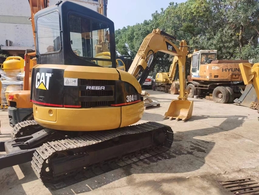 Excavadora CAT 304SR em bom estado, com poucas horas de trabalho e capacidade de balde de 0,1 m3
