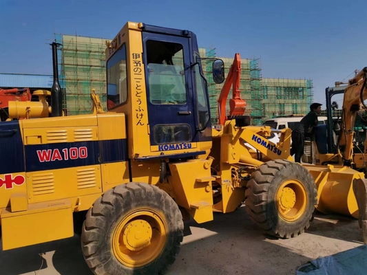 Excavadora de segunda mão Komatsu WA100 em boas condições em oficinas de reparação de máquinas