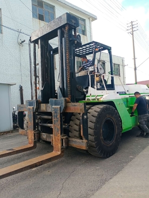 2020 Wheel Machine Komatsu FD240 Usado em empilhadeira do Japão Máquina original hidráulica