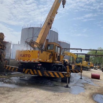 Granas usadas de camião Kato NK300E com 30 toneladas de carga em Shanghai em bom estado.
