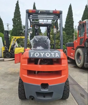 Forquilhinha de motor diesel de 3,5 toneladas e 3 toneladas TOYOTA 35 30 de segunda mão para elevação de contentores de armazém