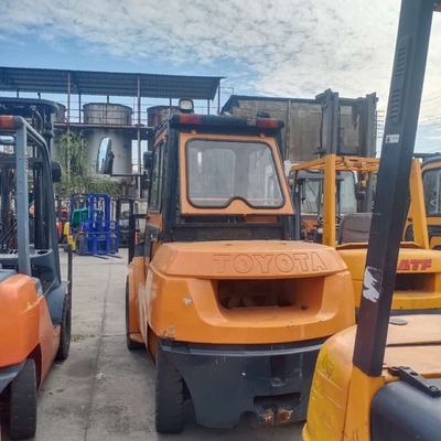 Forquilhinha de 5 toneladas com motor diesel TOYOTA 50 de segunda mão para elevação de contentores de armazém