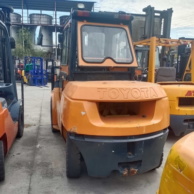 Forquilhinha de 5 toneladas com motor diesel TOYOTA 50 de segunda mão para elevação de contentores de armazém