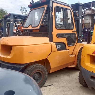 Forquilhinha de 5 toneladas com motor diesel TOYOTA 50 de segunda mão para elevação de contentores de armazém