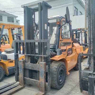 Forquilhinha de 5 toneladas com motor diesel TOYOTA 50 de segunda mão para elevação de contentores de armazém
