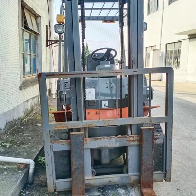 Elevador de 4 toneladas de cor original e em boas condições