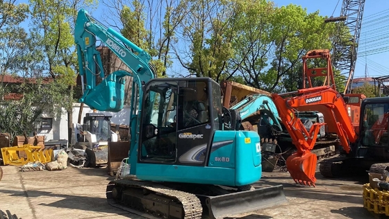 Excavadora mini KOBELCO SK60 usada com poucas horas de trabalho e cilindro hidráulico Parker