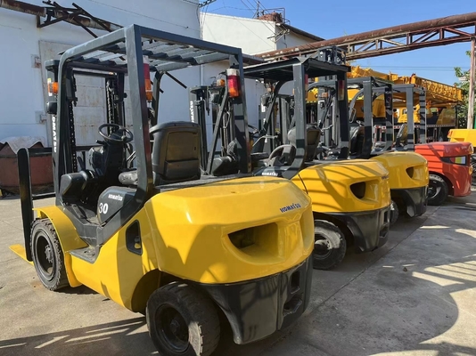 Em bom estado, elevador de forks original japonês Komatsu 3T com poucas horas de trabalho e em 2022