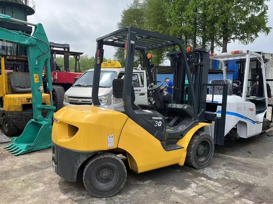 Caminhão de elevação de paletes de contêineres de empilhadeira KOMATSU FD30 em bom estado em 2023