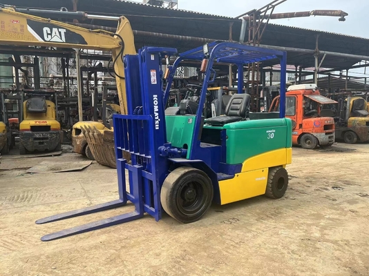 Horário de trabalho baixo e boas condições Komatsu 3T empilhadeira FD30 para obras de construção