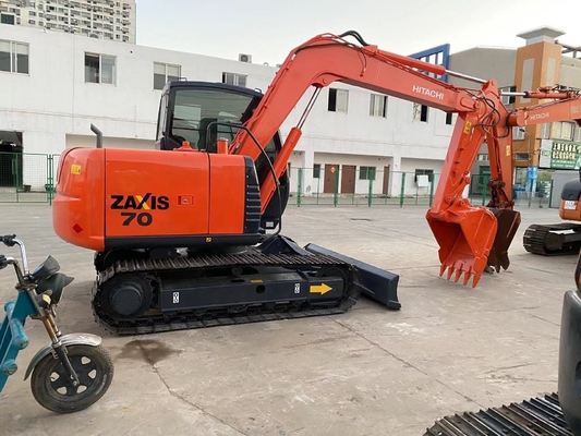 Excavadora usada Hitachi ZX70 com poucas horas de trabalho e bom desempenho
