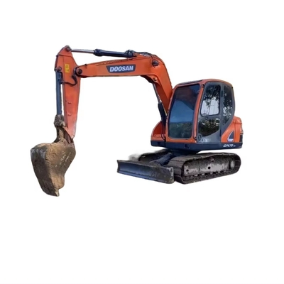 Excavadora usada Doosan DX75 com pintura original e alta eficiência operacional no Japão