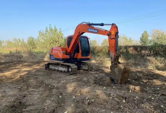 Excavadora usada Doosan DX75 com pintura original e alta eficiência operacional no Japão