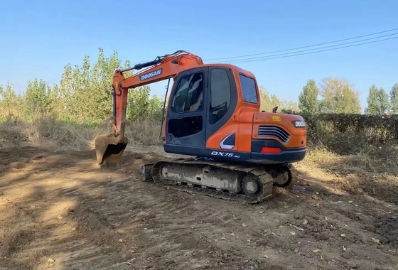 Excavadora usada Doosan DX75 com pintura original e alta eficiência operacional no Japão