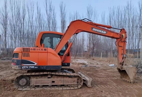 Excavadora usada Doosan DX75 com pintura original e alta eficiência operacional no Japão