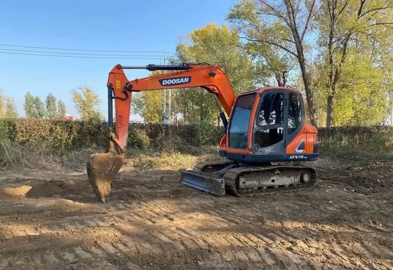Excavadora usada Doosan DX75 com pintura original e alta eficiência operacional no Japão