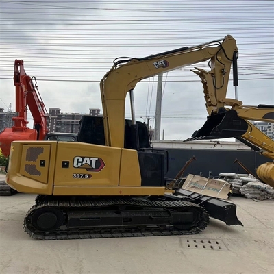 CAT 303.5E Excavadora de 3,5 toneladas com um balde e um bastão poderosos para escavar