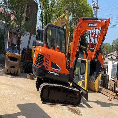 Excavadora Doosan DX55 acessível com pintura original e peso operacional de 5,5 toneladas