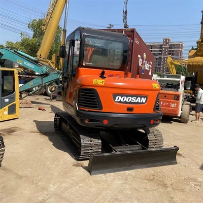 Excavadora Doosan DX55 acessível com pintura original e peso operacional de 5,5 toneladas