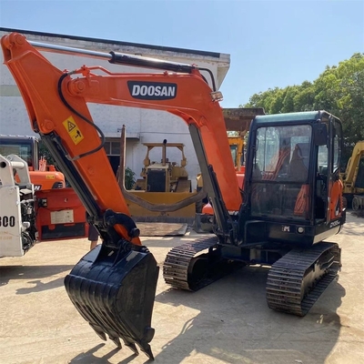 Excavadora Doosan DX55 acessível com pintura original e peso operacional de 5,5 toneladas