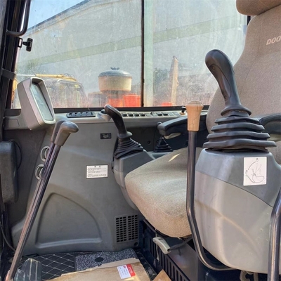 Excavadora Doosan DX55 acessível com pintura original e peso operacional de 5,5 toneladas