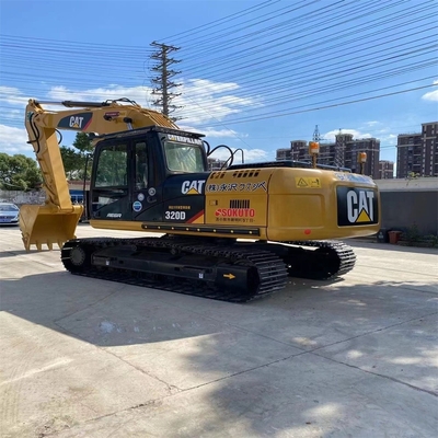 Excavadora CAT 320D de 20 toneladas, em bom estado, em segunda mão no mercado japonês.