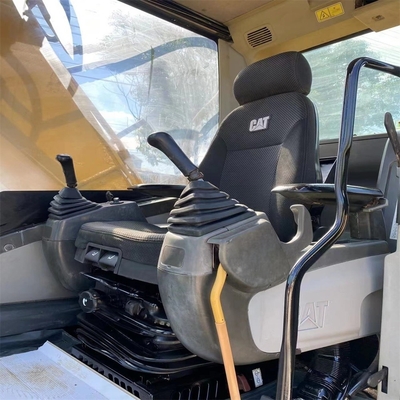 Excavadora CAT 320D de 20 toneladas, em bom estado, em segunda mão no mercado japonês.