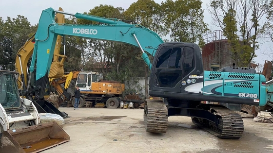 Excavadora KOBELCO SK200 usada com capacidade de balde de 1,1m3 e peso de 20000 kg em Xangai