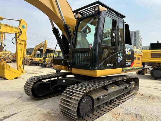 Pequena escavadora mini Caterpillar 320D em excelente estado.