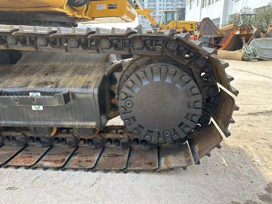 Pequena escavadora mini Caterpillar 320D em excelente estado.
