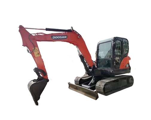Excavadora de segunda mão Doosan DX60 com 6 toneladas de peso operacional em excelente estado