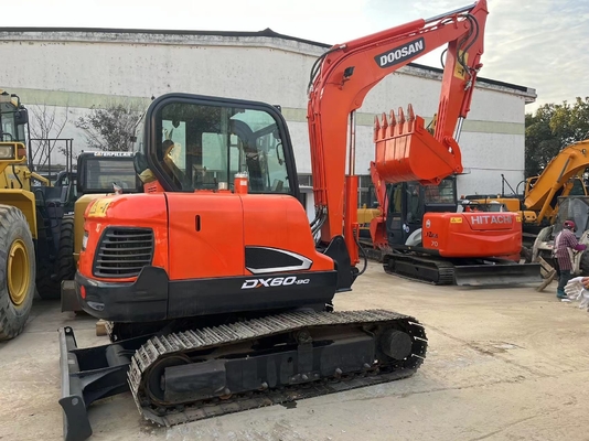 Excavadora de segunda mão Doosan DX60 com 6 toneladas de peso operacional em excelente estado