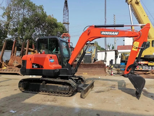 Vantagens Excavadora DX60-9C em bom estado em Xangai
