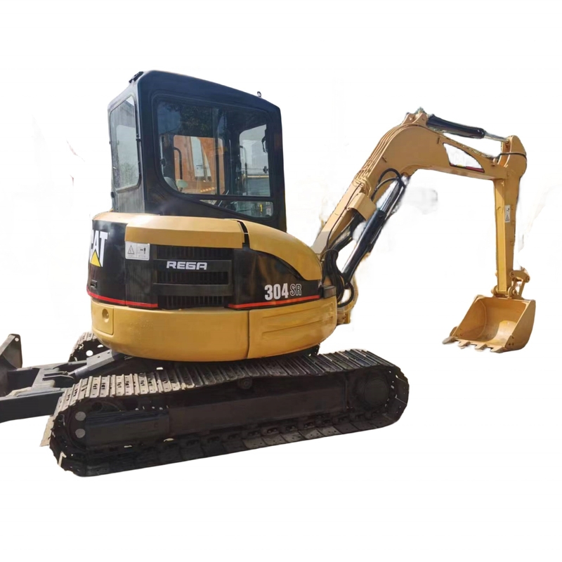 Excavadora CAT 304SR em bom estado, com poucas horas de trabalho e capacidade de balde de 0,1 m3