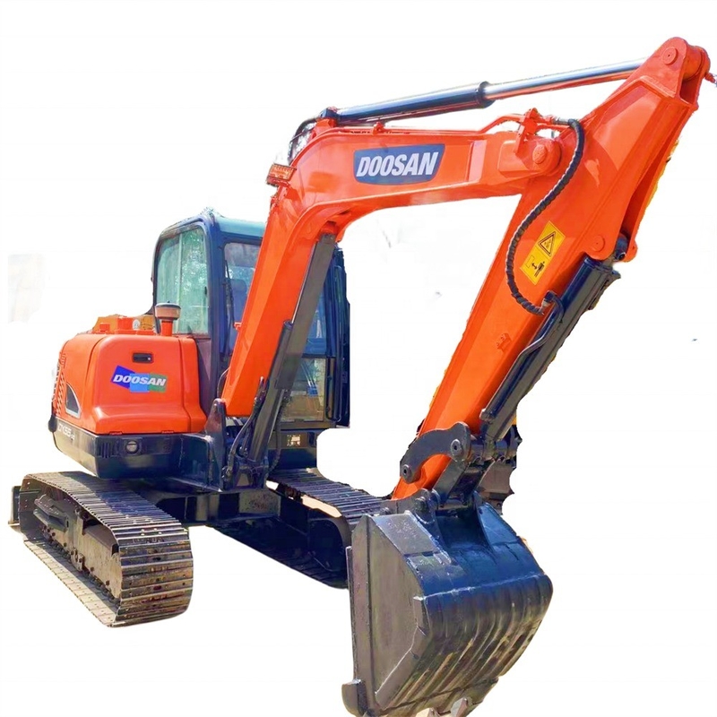 Excavadora Doosan DX55 acessível com pintura original e peso operacional de 5,5 toneladas